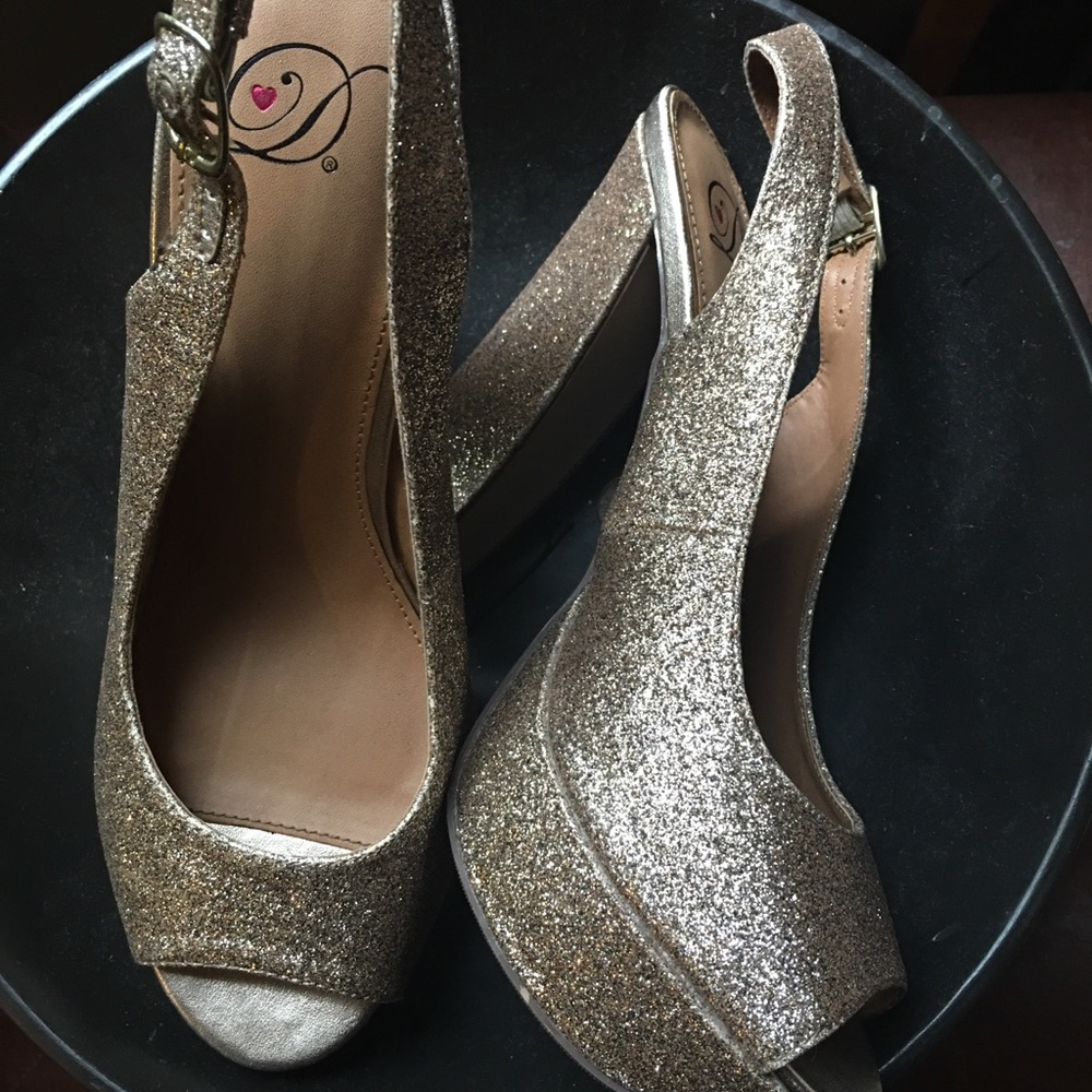 Shoes - Picture 4 of 8
